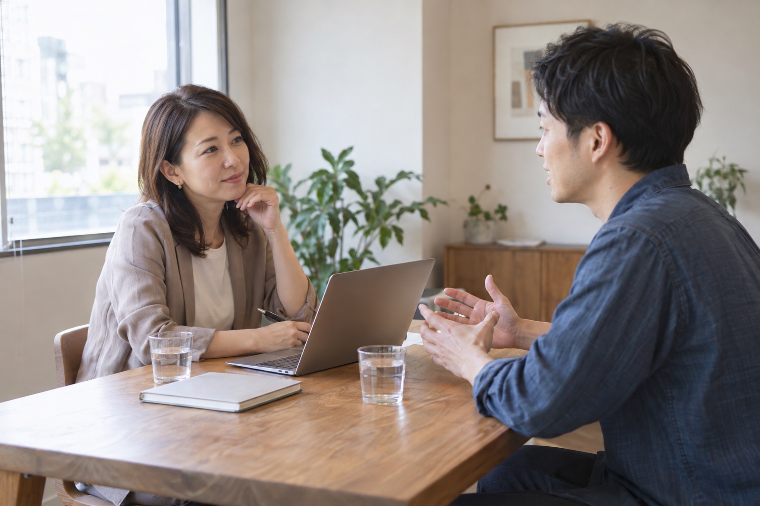 担当者と会話する相談風景のイメージ。実際の担当者や利用者ではありません